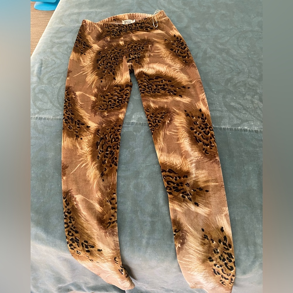 🌺SOLD🌺 Vintage Spell Leggings - Picture 4 of 11